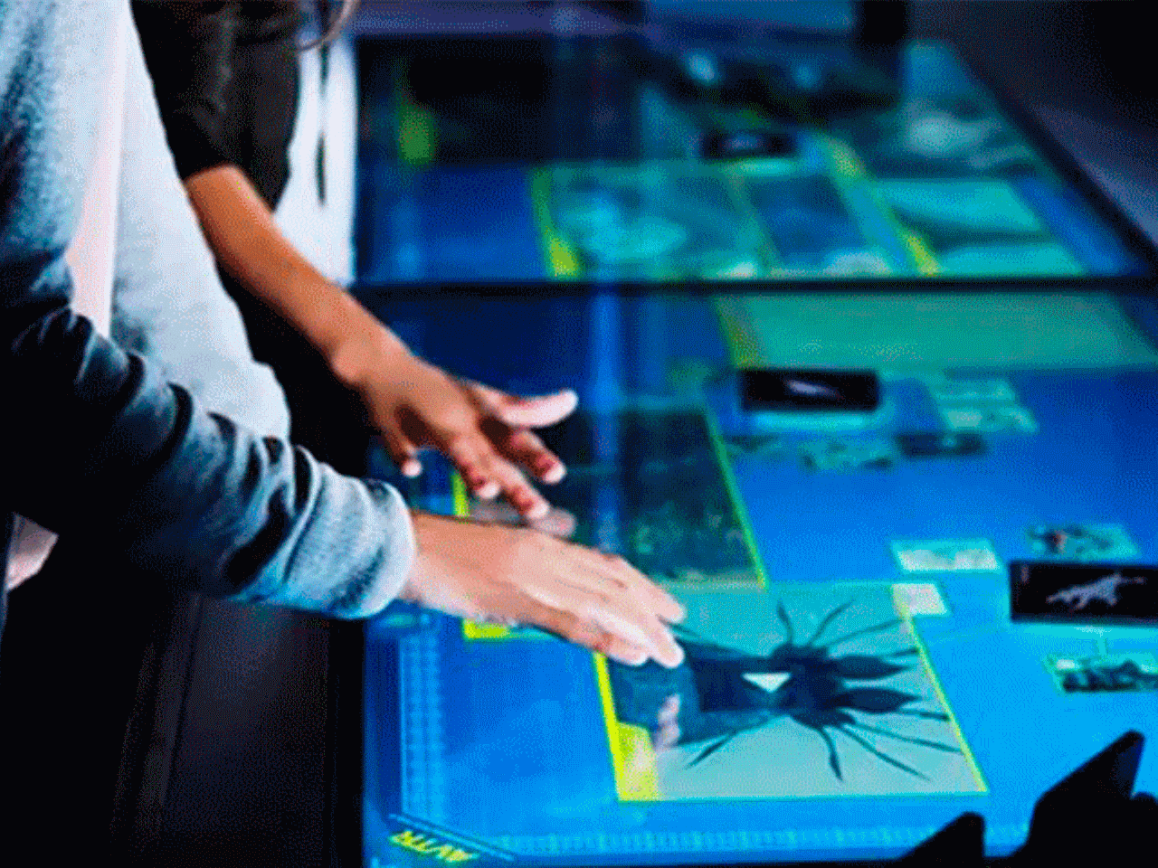 Interactive ru. Интерактивный стол в музее. Интерактивная сенсорная панель. Мультимедийное и интерактивное оборудование. Мультитач стол сенсорный.